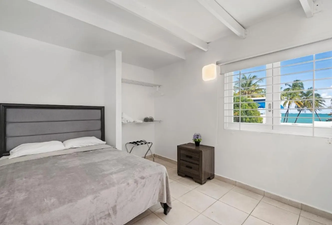 Contatos de Modern Beach Retreat With Pool And Steps To Beach